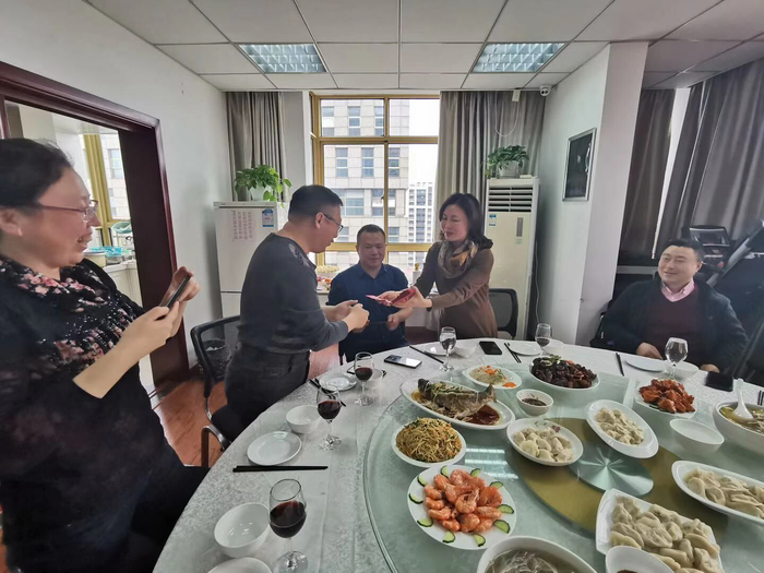 黄美华委员给留在企业过年的员工发红包