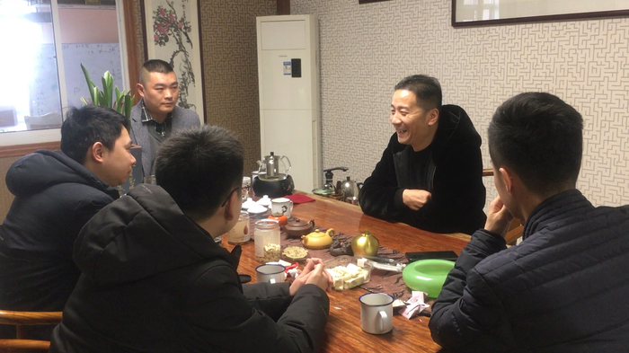 虞国新委员同员工一起座谈