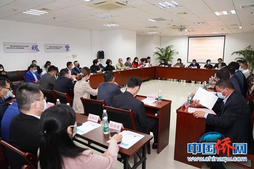 恳谈会现场。　陈嘉新　摄