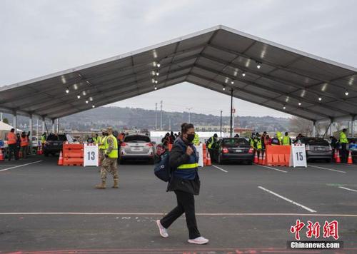 当地时间2月16日，设立在美国加州奥克兰体育场的大规模疫苗接种站向符合资格的民众开放。这处接种站每天将提供6000剂疫苗。中新社记者 刘关关 摄