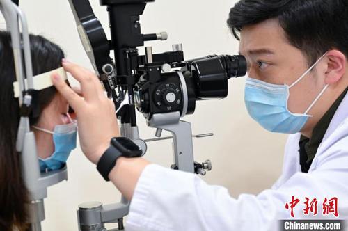 中山大学中山眼科中心医生徐正杰正在为患者诊　陈骥旻　摄