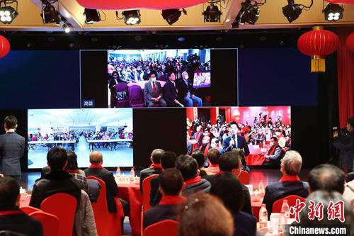 2月25日，“2021年高雄·北京特色周暨2021年京台社区云聚首·元宵节主题活动”在北京举办。北京、高雄两地社区居民，通过大屏幕，共同演出节目，迎接即将到来的元宵佳节。图为北京现场进行的视频连线。 中新社记者 刘大炜 摄