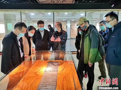 图为参观宁德市艺术馆非物质文化遗产展厅。宁德市台港澳办 供图