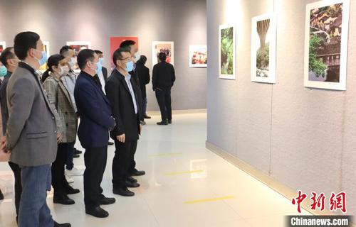 图为参观宁德市艺术馆木拱廊桥制作工艺摄影作品展览。　吴允杰 摄