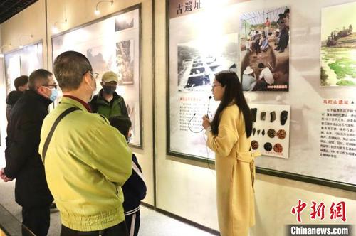 图为参观宁德市艺术馆博物馆展厅。　吴允杰 摄