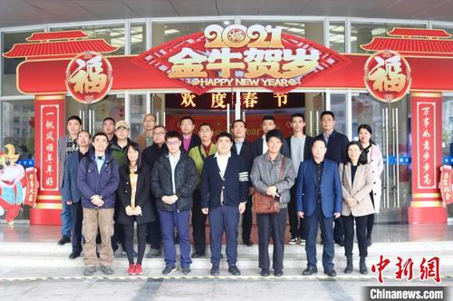 图为合影留念。　吴允杰 摄