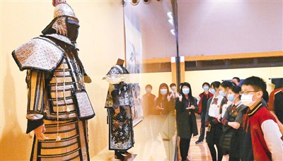学生认真聆听讲解员介绍各式宫廷服饰的特征与区别。