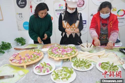 两岸家庭包饺子庆元宵。王继旺供图