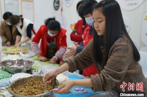 小朋友包起饺子来像模像样。王继旺供图