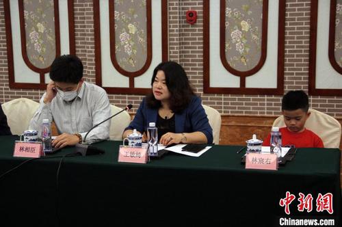 王敏绮在联谊会上发言。　宋松　摄
