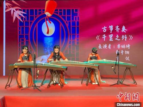 古筝齐奏《千里之外》。　潘沁文 摄