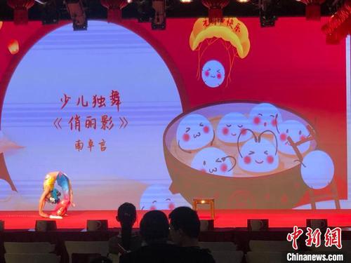 少儿独舞《俏丽影》。　潘沁文 摄