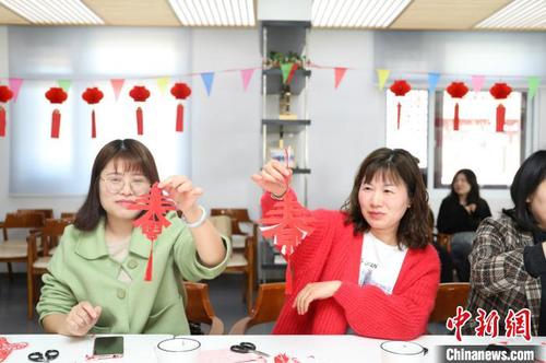 织里镇举行剪纸活动　王凌云　摄