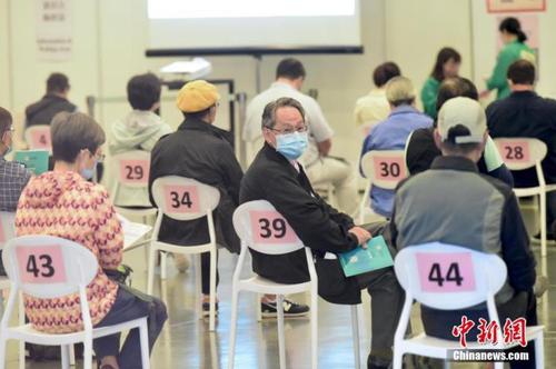 2月26日，香港正式展开新冠疫苗接种计划，已预约的市民到位于铜锣湾中央图书馆展览馆的社区疫苗接种中心接种科兴新冠疫苗。图为市民等候接种疫苗。 中新社记者 李志华 摄
