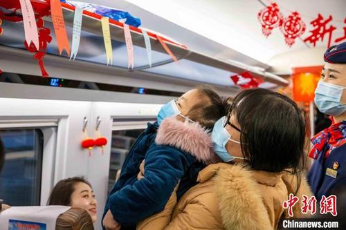 小乘客猜谜语。张国　摄