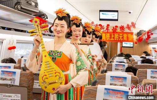 唐风装扮小姐姐走进车厢与乘客共度元宵节。张国 摄