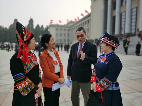 莫天全委员与其他住桂全国政协委员在交流   区捷 摄