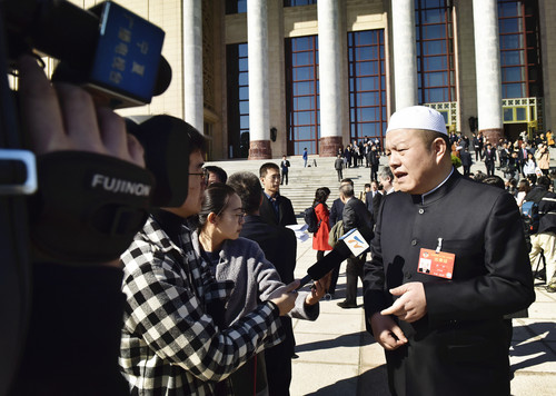 2019年的全国两会上，全国政协委员洪洋接受记者采访 范文杰 摄