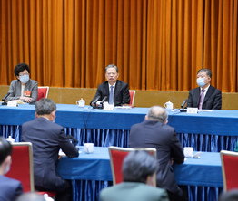 赵乐际与农工党、体育界别政协委员共商国是