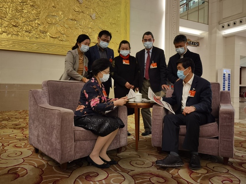 钱学明委员（右一）和其他住桂全国政协委员在讨论交流  夏宁 摄