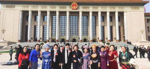 祝妇女委员三八妇女节快乐！ 特邀委员记者 许进摄