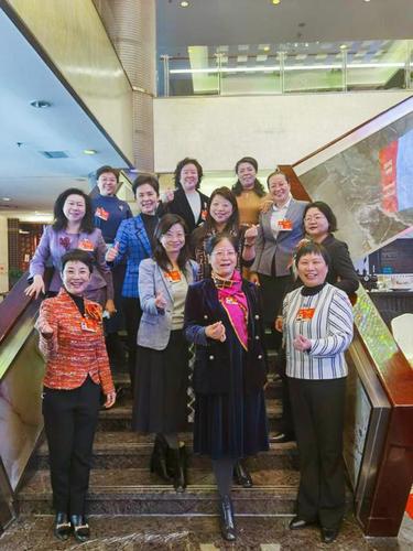 3月8日，两会期间，无党派界别女委员们聚在一起，合影留念，祝福全国各条战线上的姐妹们“三八国际妇女节”。特约委员，记者甄贞拍摄