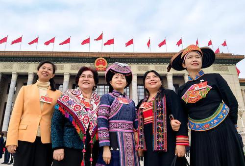 3月8日是妇女节，7日，少数民族界50组委员以饱满的热情来到大会堂，为民履职。 特邀委员记者 茸芭莘那摄
