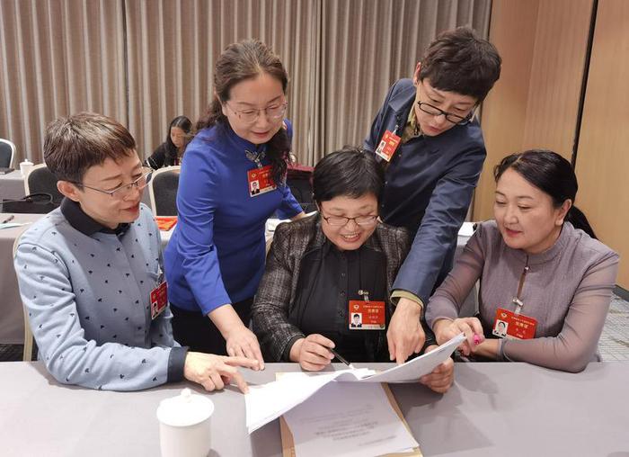 少数民族界咏梅、关芳芳、杜明燕、李莉娟、金花五位委员（从左至右）就“加强文化建设，凝聚文化共识，铸牢中华民族共同体意识”进行交谈。特邀委员记者 边巴拉姆 摄