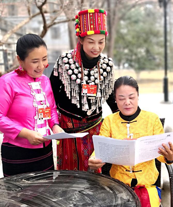 少数民族界杨艳、何庆、黄丽云三位委员（从左至右）就全国政协常委会工作报告中共同关注的话题进行交谈。特邀委员记者 资艳 萍 摄