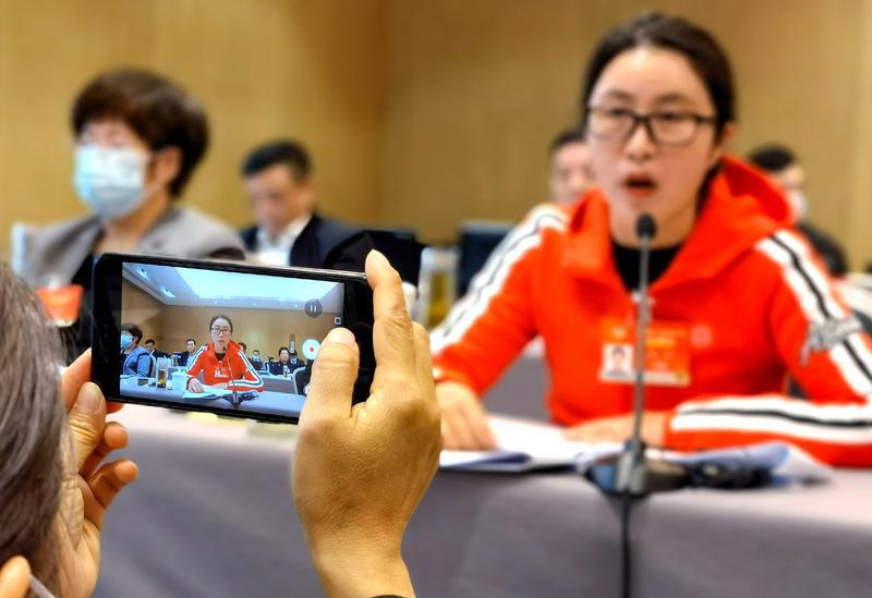 小组讨论会上，云南省卫生健康委主任杨洋委员就总书记看望医疗卫生界、教育界委员时的讲话进行了发言。 特邀委员记者 茸芭莘那摄