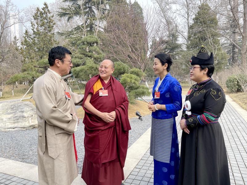 少数民族界委员在一起讨论关于助推民族地区经济社会发展的提案。特邀委员记者 郭文圣摄
