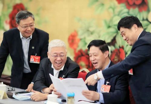 全国政协委员、教科卫体委员会副主任孙咸泽（左一）与医卫界委员方来英、胡刚、于圣臣讨论交流