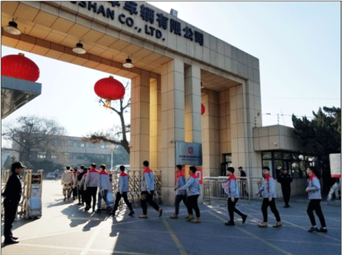 图2.学生排队进厂上岗学习