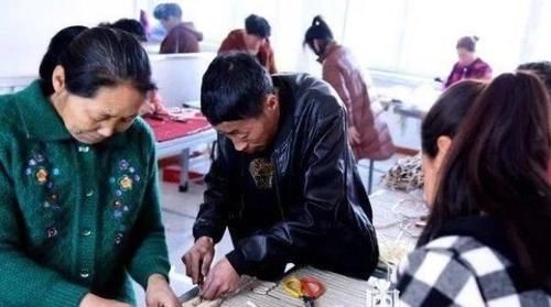 扶贫车间里走来“脱贫明星”