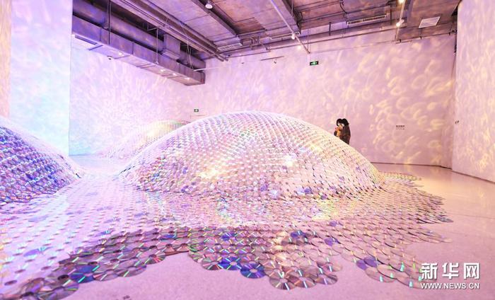　3月27日在《WAVELENGTH：此时此刻》当代艺术展中拍摄的艺术作品。当日，《WAVELENGTH：此时此刻》当代艺术展在位于北京市海淀区的北京时代美术馆开展。据了解，本次展览共展出来自国内外18位艺术家的18件（组）艺术作品，展览将持续至6月14日。新华社记者 任超 摄