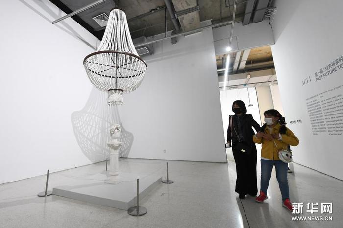 　3月27日，观众在《WAVELENGTH：此时此刻》当代艺术展中参观。新华社记者 任超 摄