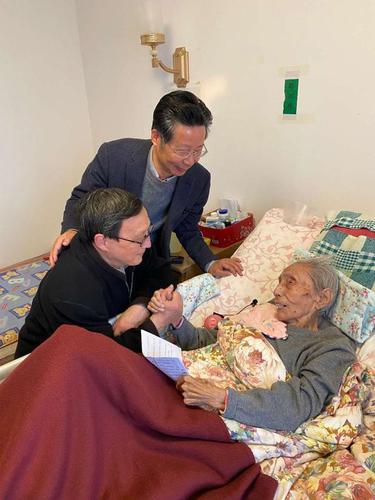 全根先（站立者）、李炎探访朱世英