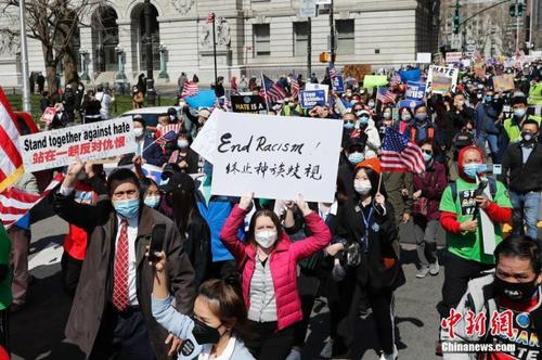当地时间4月4日，纽约举行反仇恨亚裔大游行，上万民众手持标语在曼哈顿弗利广场集会后，游行穿过布鲁克林大桥至布鲁克林卡德曼广场。 中新社记者 廖攀 摄