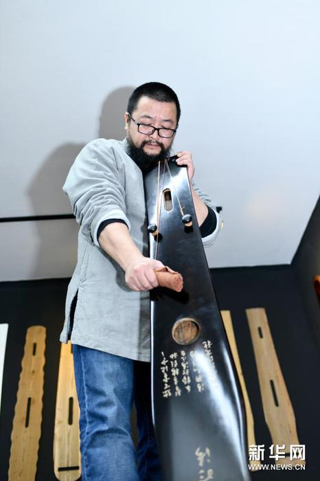 4月7日，贵州遵义市级非物质文化遗产（古琴制作）代表性传承人王兵在工作室制作古琴。