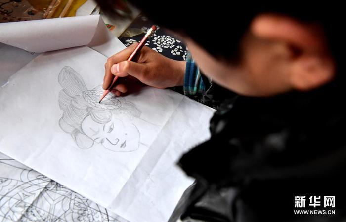李赛在工作室里画稿（3月19日摄）。新华社记者 李安 摄