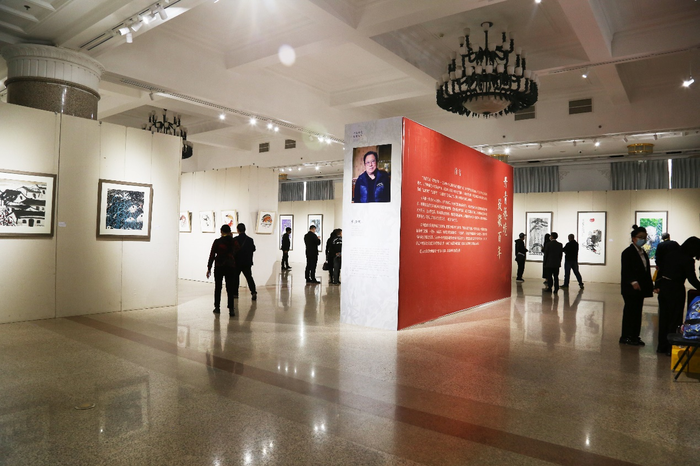 观众参观展览