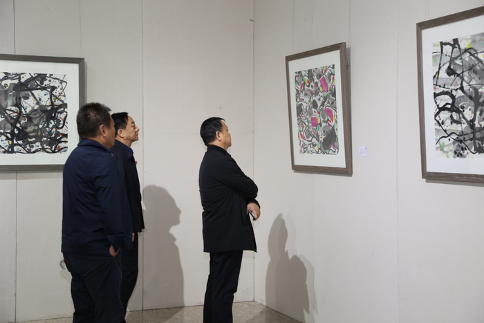 展览现场欣赏画作