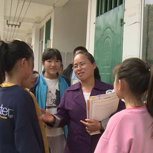 非遗传承人与乡村教师，她扎根基层坚守30年