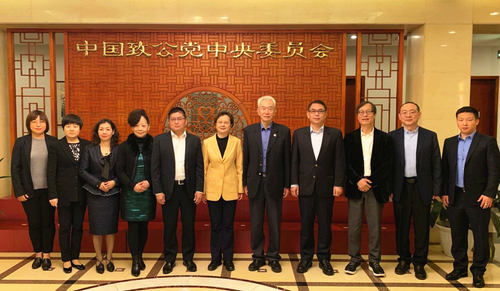 闫小培与访问团合影