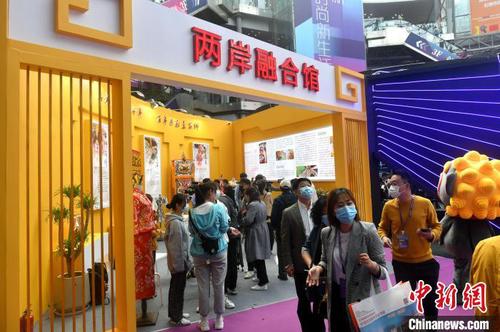 4月18日，第二十四届海峡两岸纺织服装博览会暨2021中国裤装产业品牌博览会在石狮开幕。　吕明　摄