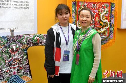 台湾设计师蔡美月(右)参加海博会。　吕明 摄