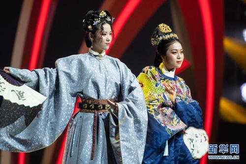 4月17日，模特在第四届“中国华服日”活动中走秀。3