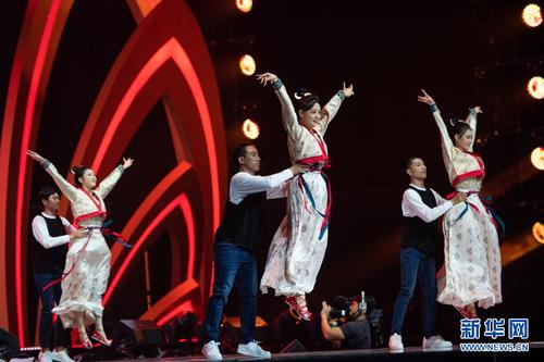 4月17日，模特在第四届“中国华服日”活动中走秀。4