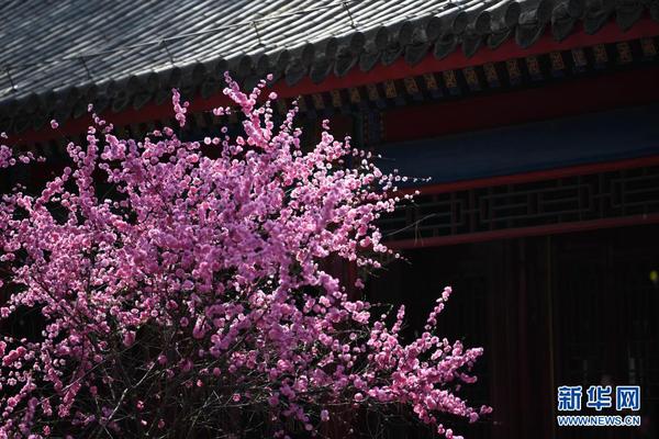 这是4月19日拍摄的承德避暑山庄景色。