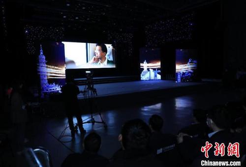 启动仪式上播放谢安晋寻找西楚霸王项羽足迹视频。宿迁市委宣传部供图